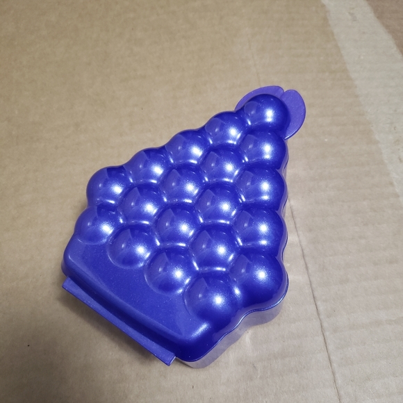 Tupperware grape container - Picture 3 of 3